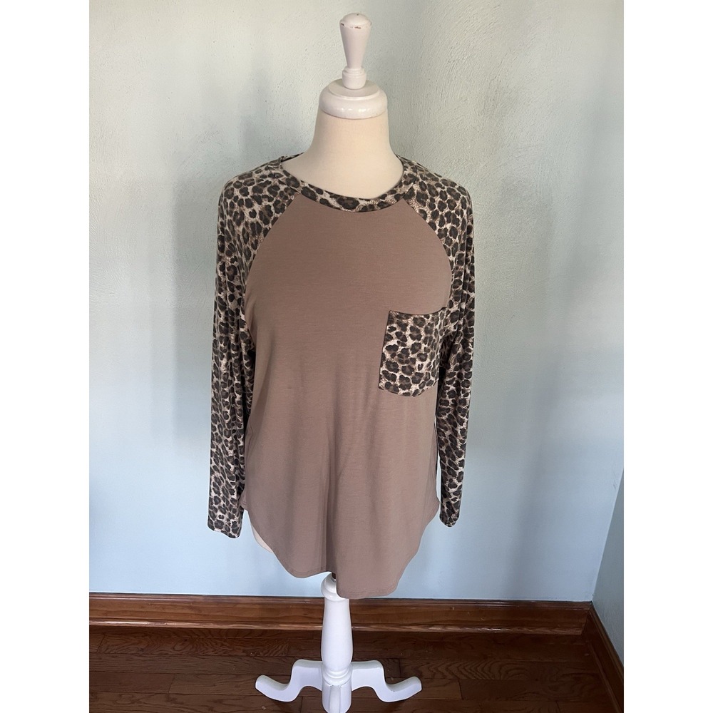 Zenana Outfitters Boutique Leopard Sleeve‎ Patch Pocket Top Long Sleeve Tshirt S